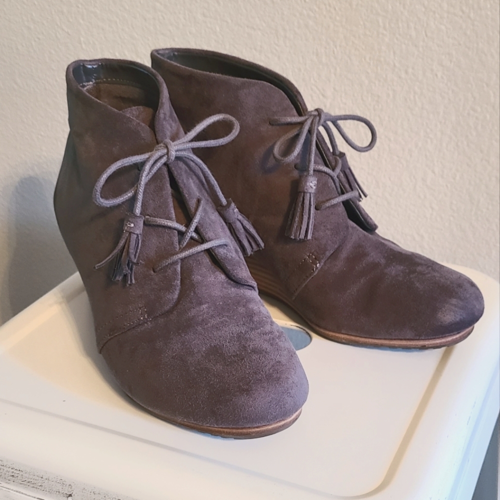 Dr Scholls 8W gray suede ankle bootie wedges